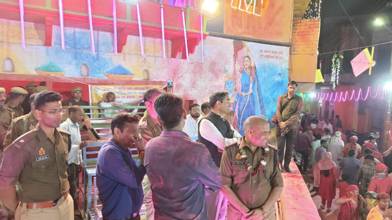 ब्रज की विश्व प्रसिद्ध होली, लाडली जी के आंगन में बरसे लड्डू- Photos