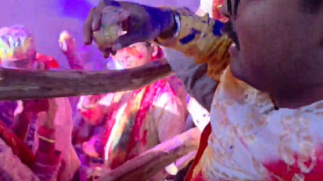 ब्रज की विश्व प्रसिद्ध होली, लाडली जी के आंगन में बरसे लड्डू- Photos