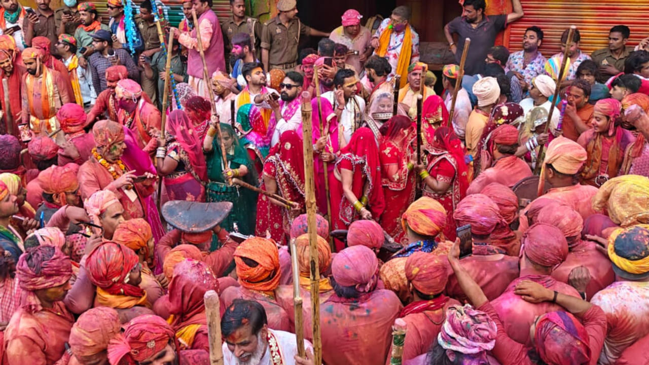 20 लाख भक्त, ढोल-नगाड़े… बरसाना की लट्ठमार होली, सखियों ने पुलिसवालों को भी मारे लट्ठ- Photos