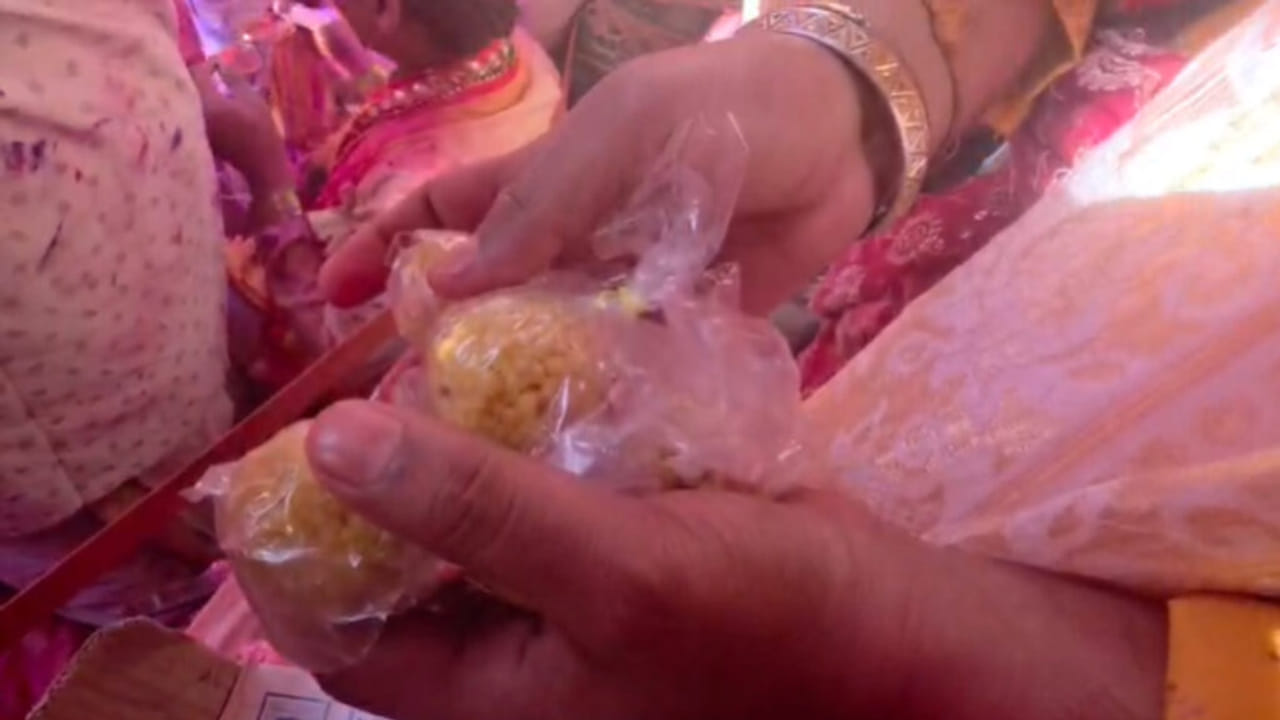 ब्रज की विश्व प्रसिद्ध होली, लाडली जी के आंगन में बरसे लड्डू- Photos