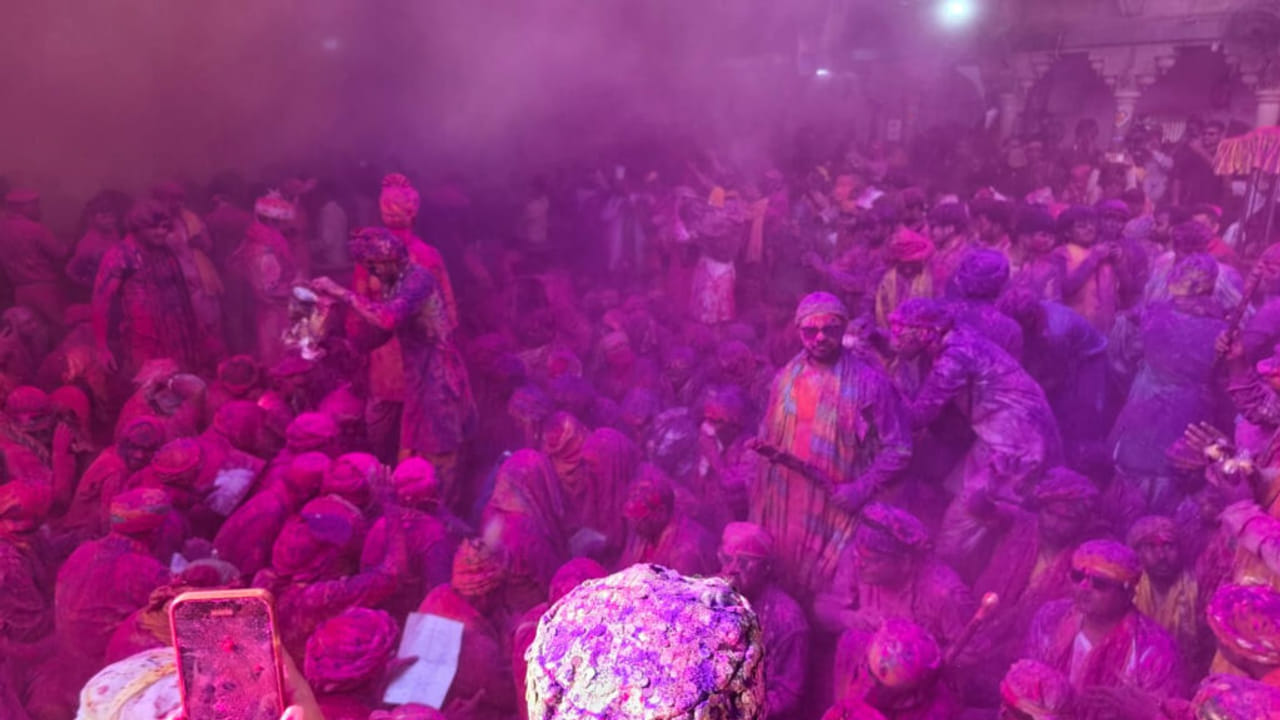 ब्रज की विश्व प्रसिद्ध होली, लाडली जी के आंगन में बरसे लड्डू- Photos