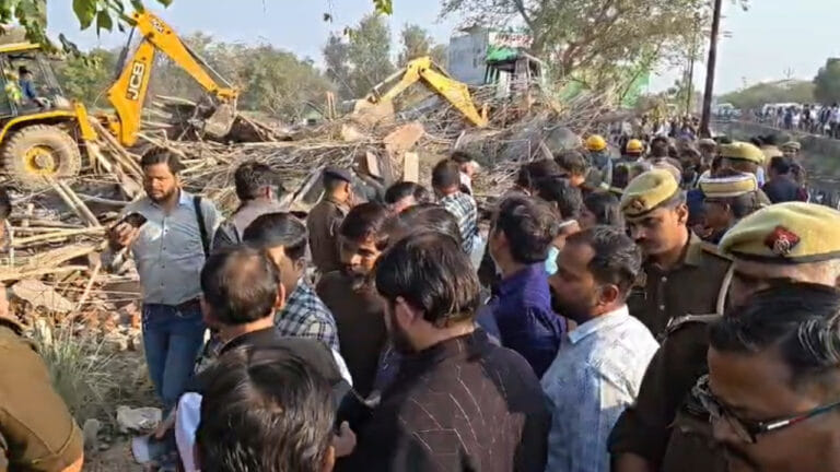 फिरोजाबाद में दो मंजिला छत गिरी, 4 साल की बच्ची की मौत, एक दर्जन घायल