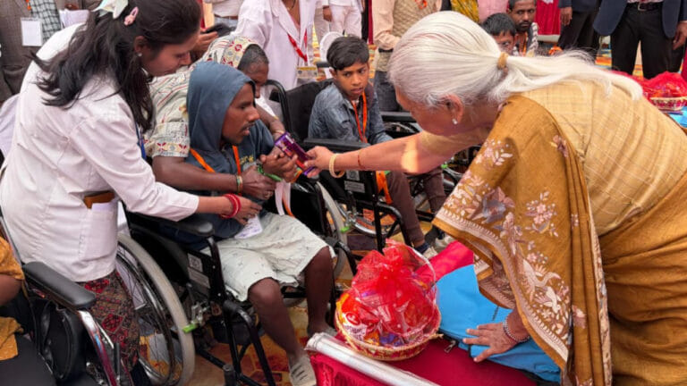 गाजीपुर: दिव्यांग बच्चों से मिलने पहुंचीं राज्यपाल, दिए जांच के आदेश