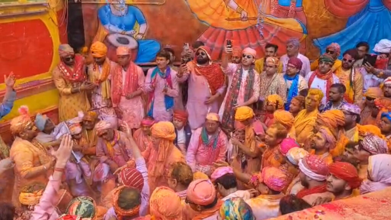 20 लाख भक्त, ढोल-नगाड़े… बरसाना की लट्ठमार होली, सखियों ने पुलिसवालों को भी मारे लट्ठ- Photos