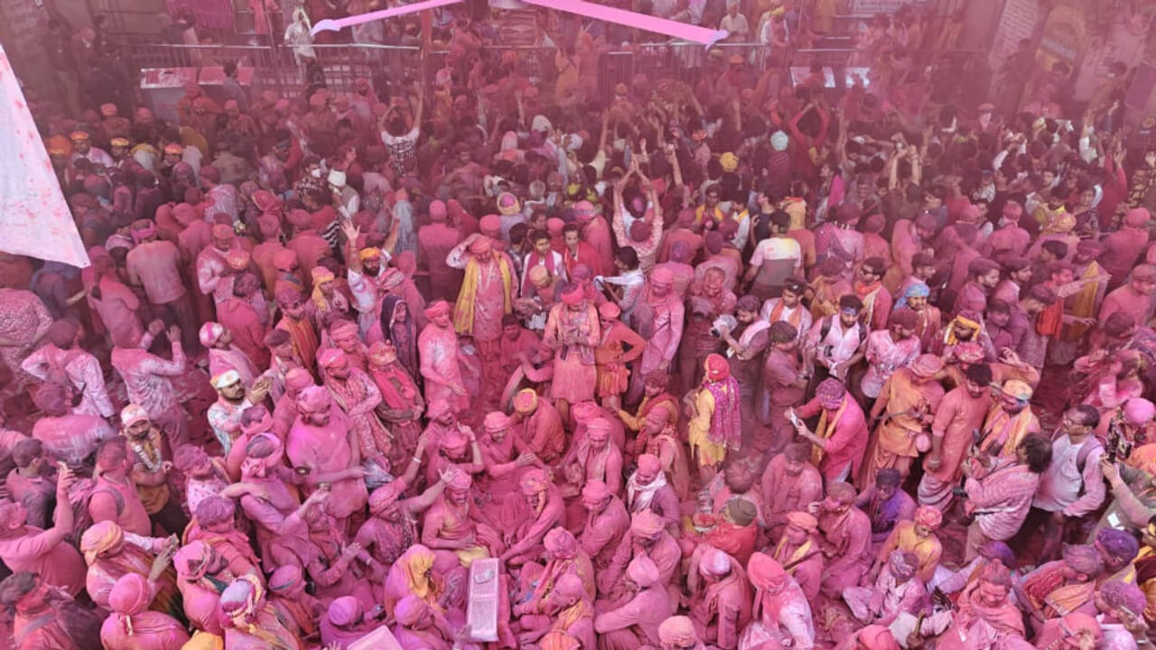 ब्रज की विश्व प्रसिद्ध होली, लाडली जी के आंगन में बरसे लड्डू- Photos