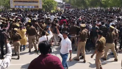 कानपुर PSIT में छात्र की मौत पर बवाल, पुलिस पर लगाया लाठीचार्ज का आरोप