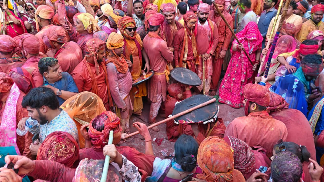 20 लाख भक्त, ढोल-नगाड़े… बरसाना की लट्ठमार होली, सखियों ने पुलिसवालों को भी मारे लट्ठ- Photos
