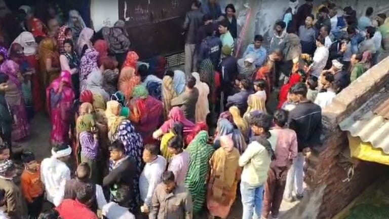 मथुरा: पहले तीन बच्चों को खिलाया जहर, फिर पति-पत्नी ने भी दी जान