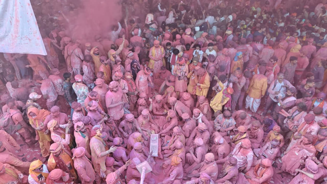 ब्रज की विश्व प्रसिद्ध होली, लाडली जी के आंगन में बरसे लड्डू- Photos