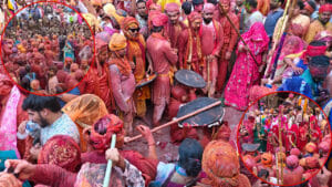 20 लाख भक्त, ढोल-नगाड़े… बरसाना की लट्ठमार होली, सखियों ने पुलिसवालों को भी मारे लट्ठ- Photos