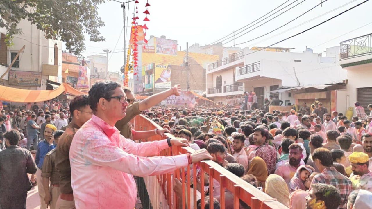 20 लाख भक्त, ढोल-नगाड़े… बरसाना की लट्ठमार होली, सखियों ने पुलिसवालों को भी मारे लट्ठ- Photos