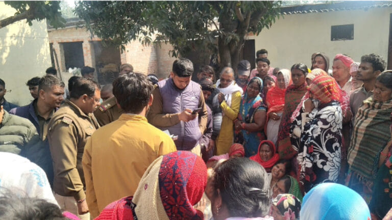 चकबंदी विभाग से तंग आकर किसान ने लगाई फांसी, मफलर में लटका मिला शव