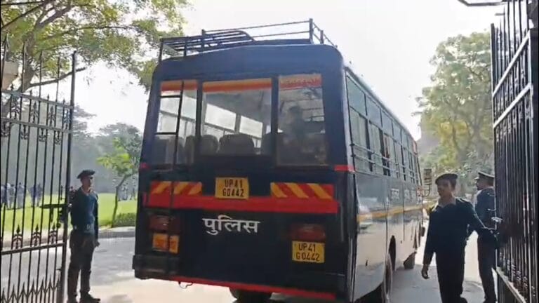 एमिटी, DPS समेत नोएडा के एक दर्जन स्कूलों को बम से उड़ाने की फिर धमकी