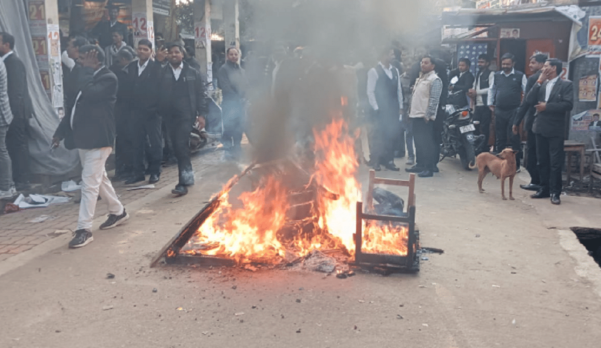 बाराबंकी: टोलकर्मियों की पैरवी करने वाले वकील की साथी वकीलों ने मेज-कुर्सियां फूंकी