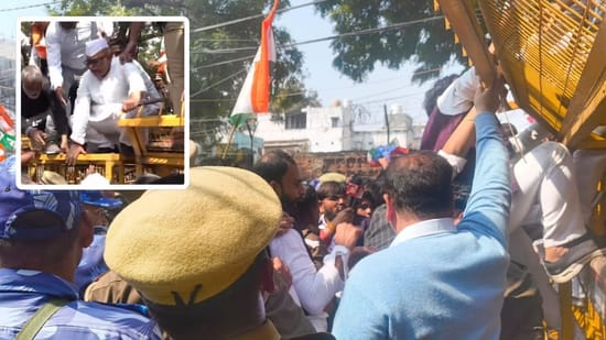 लखनऊ में कांग्रेस का हल्ला बोल, बैरिकेडिंग पर चढ़े अजय राय