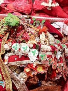 विवाह पर बाबा विश्वनाथ और मां गौरा को 6 लाख रुपये का न्योता, 500 भक्तों ने दिया शगुन