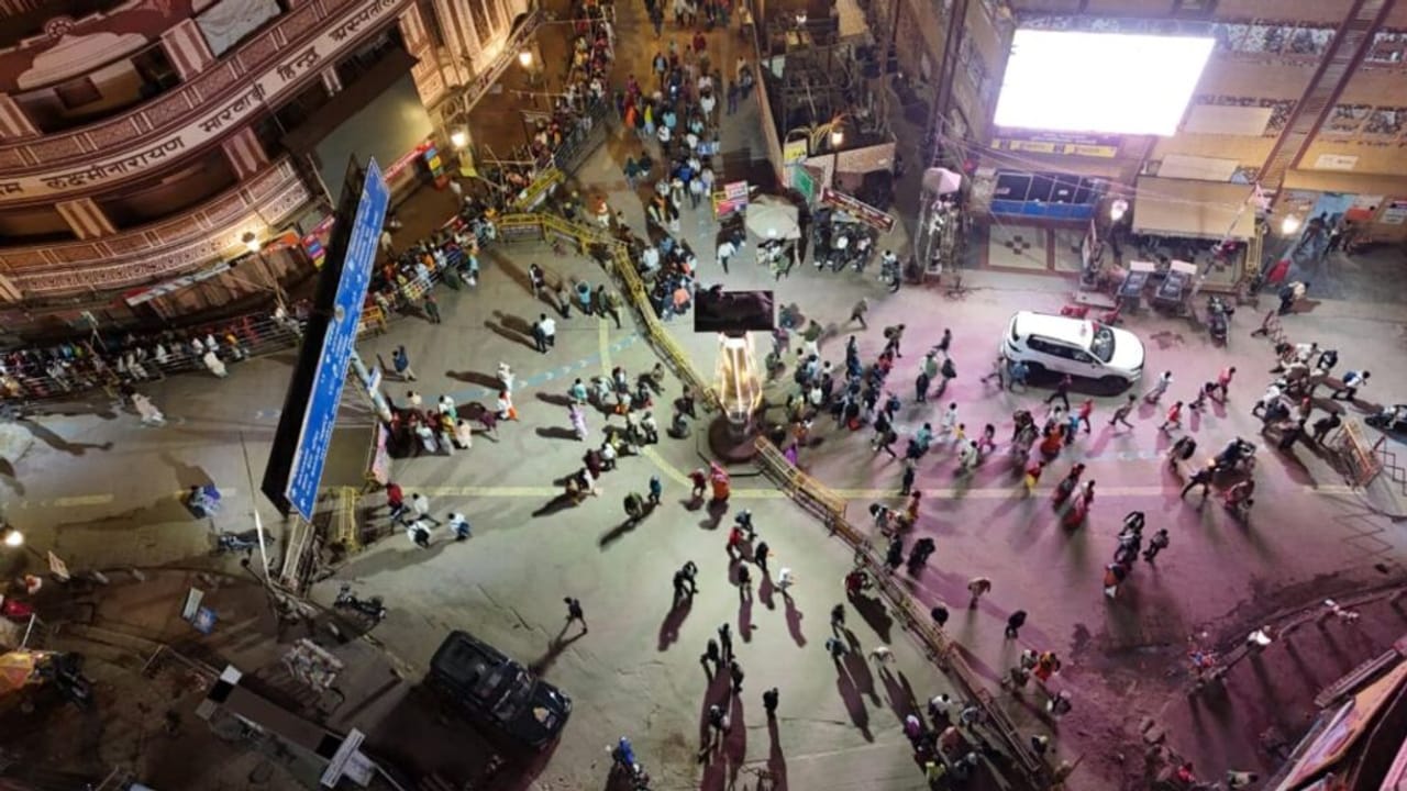 विश्वनाथ मंदिर के कपाट खुलते जयकारों से गूंज उठी काशी, 45 घंटे लगातार दर्शन देंगे बाबा; Photos