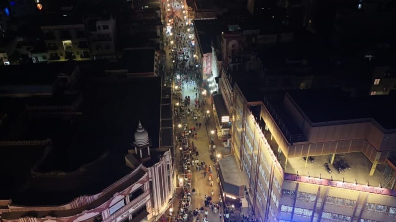 विश्वनाथ मंदिर के कपाट खुलते जयकारों से गूंज उठी काशी, 45 घंटे लगातार दर्शन देंगे बाबा; Photos