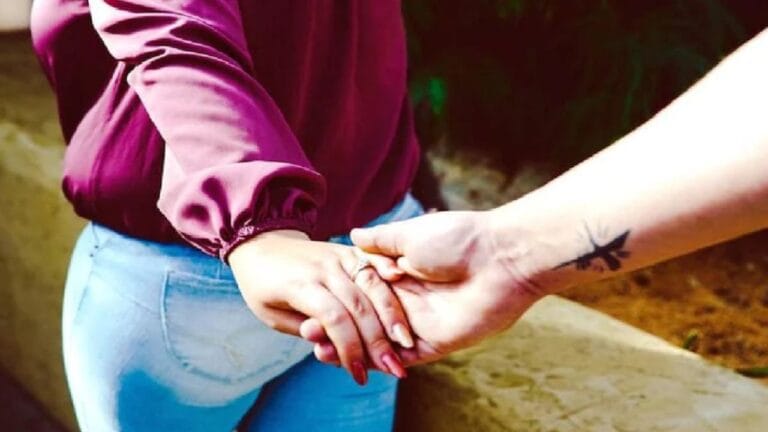 महंगी बाइक्स के साथ फोटो देख इंप्रेस हुई लड़की, लड़का निकला मिस्त्री