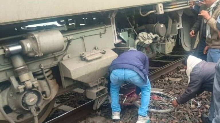 इंटरसिटी एक्सप्रेस के इंजन में फंसी साइकिल,लोको पायलट ने उठाया ऐसा कदम