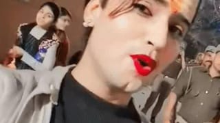 ‘छैला बाबू तू कैसा दिलदार निकला’… गाने पर रील बना रही थी ट्रांसजेंडर महिला, तभी अचानक से सिपाही ने चूम लिया