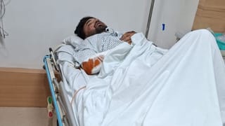 सूखी ब्रेड की शिकायत करने पर रेस्टोरेंट वालों ने युवक को लोहे की रॉड से मारा, फिर ऊपर चढ़ा दी कार