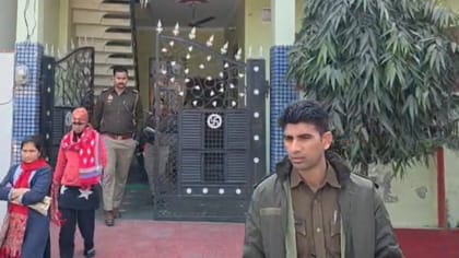 खुले दरवाजे, पंखे से लटकती लाशें;क्या दरोगा दंपत्ति ने खुद लगाई फांसी?