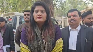 ये रेट बताएगा मेरा… भोजपुरी सिंगर निशा उपाध्याय ने स्टेज पर ही एंकर को मारा चप्पल, पुलिस में भी शिकायत