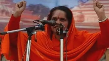 ‘इनकी टोपी भी बोलेगी राधे-राधे…’ मंच से ये क्या बोल गई साध्वी प्राची?