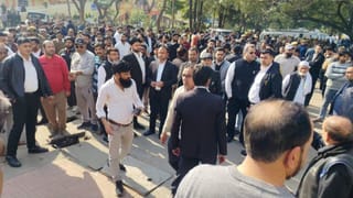 पंचायत ऑफिस में वकील की गोली मारकर हत्या, पत्नी भी घायल; मच गया हड़कंप