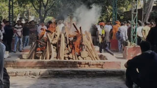 क्रिकेटर रिंकू सिंह के पिता की अंतिम विदाई, बड़े भाई सोनू ने दी मुखाग्नि, सबकी आंखें नम