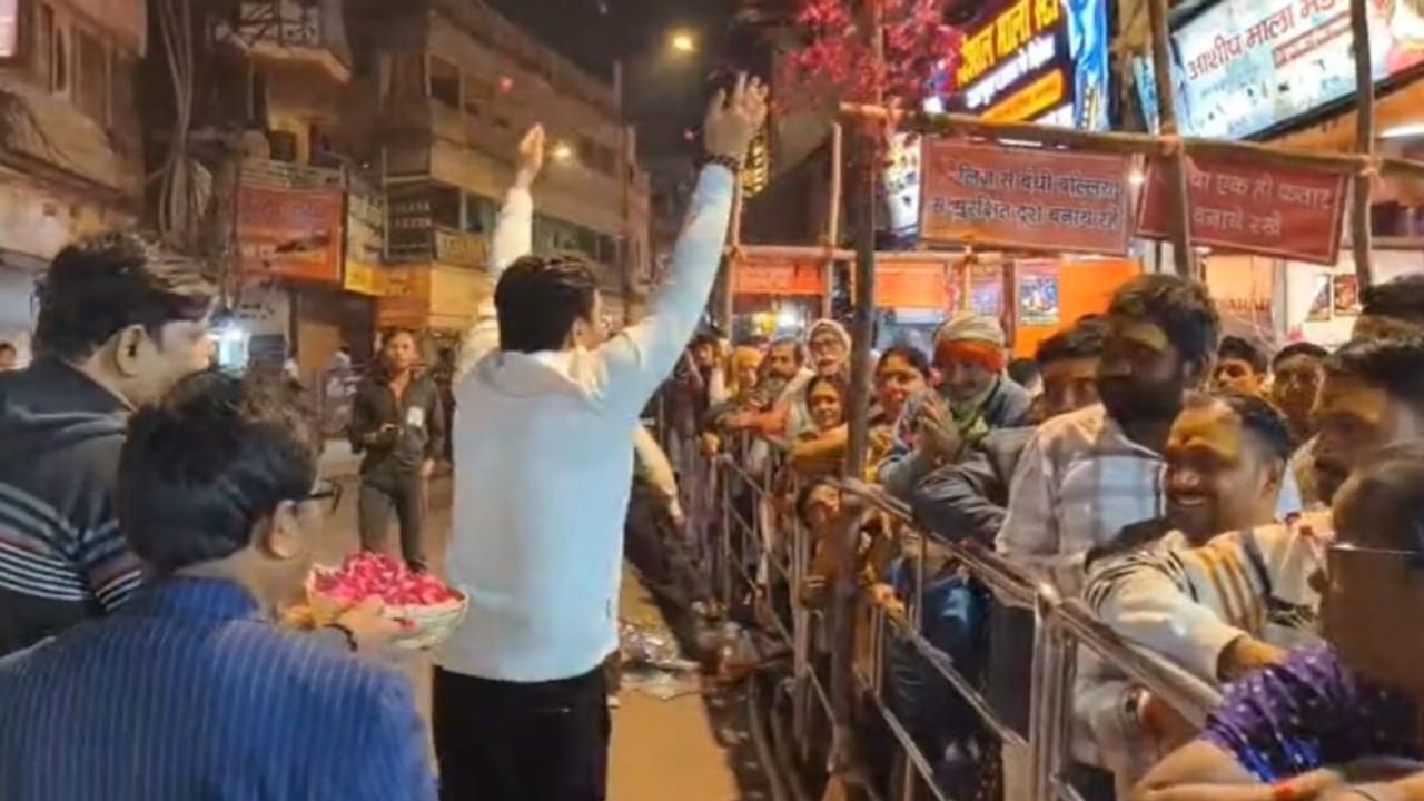 विश्वनाथ मंदिर के कपाट खुलते जयकारों से गूंज उठी काशी, 45 घंटे लगातार दर्शन देंगे बाबा; Photos
