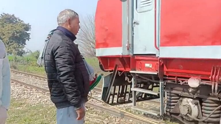 ट्रेन से उतरकर रस्सी बांधो, फिर ट्रेन चलाओ, खतरनाक रेलवे क्रॉसिंग
