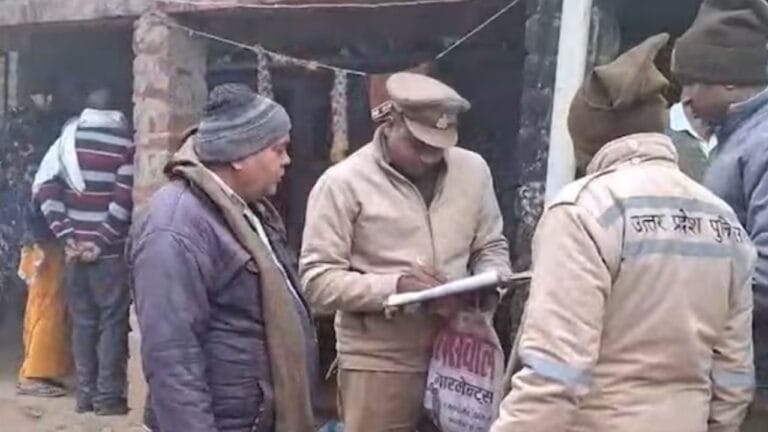 पहले घर में मचाई लूट, फिर बेटे के सामने ही बाप को डकैतों ने मार डाला