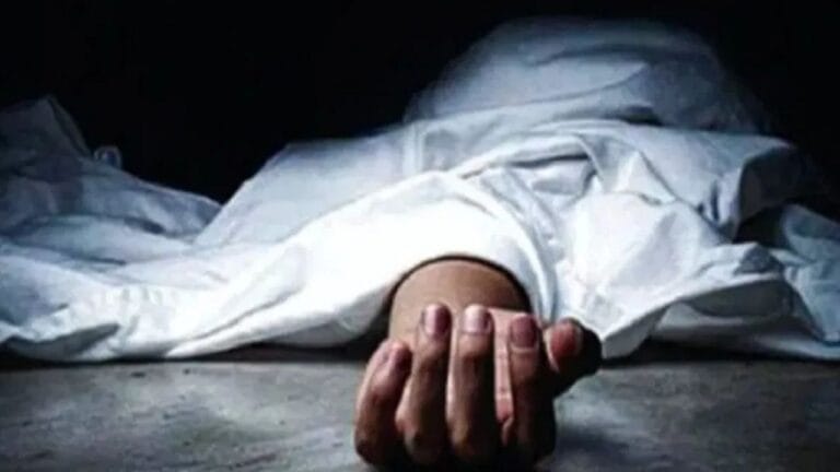 बच्चों के सामने उनकी मां से गलत हरकत करता था युवक, महिला ने दी जान