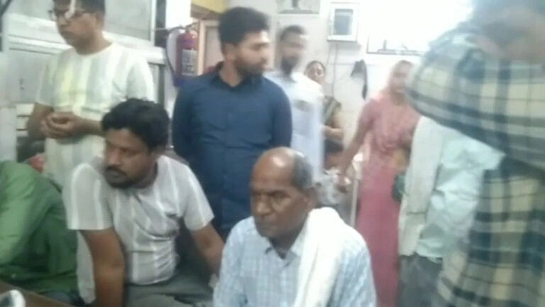 सपेरे का मजाक, बुजुर्ग पर पड़ा भारी, सांप गले में डालते ही लिया डसा