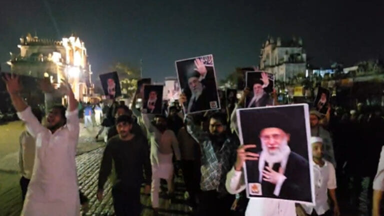 लखनऊ: खामनेई की मौत पर आक्रोश, छोटे  इमामबाड़े से निकला कैंडल मार्च