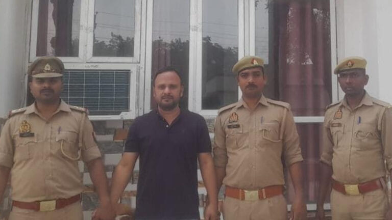 आजमगढ़ में सपा छात्र सभा उपाध्यक्ष गिरफ्तार, ICU में निकाली थी पिस्तौल