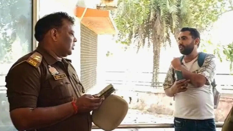 हेलो यूपी पुलिस! डॉक्टर गुटखा खाकर इलाज कर रहे हैं… अस्पताल में हंगामा