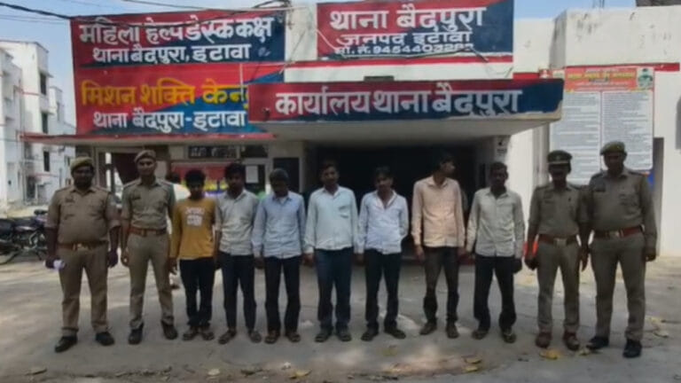 प्रेमिका से प्रेमी को बुलाया, फिर मुंह काला कर निकाला जुलूस, 7 अरेस्ट
