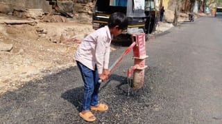 सड़क के बीचोंबीच हैंडपंप… यूपी के PWD इंजीनियरों का कारनामा देख माथा पीट लेंगे