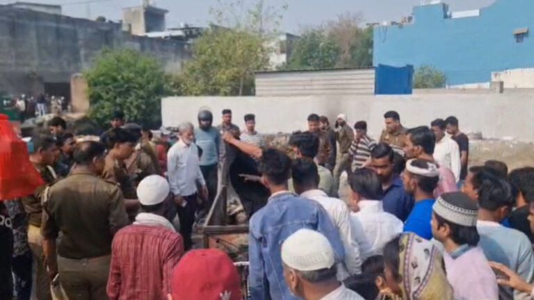 मुरादाबाद में मानवता शर्मसार! लाश को कूड़ा वाले ठेले पर ले गई पुलिस