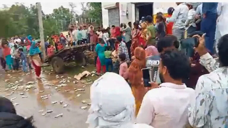 सहारनपुर में क्यों फूटा महिलाओं का गुस्सा? ठेके में घुसकर शराब फेंकीं