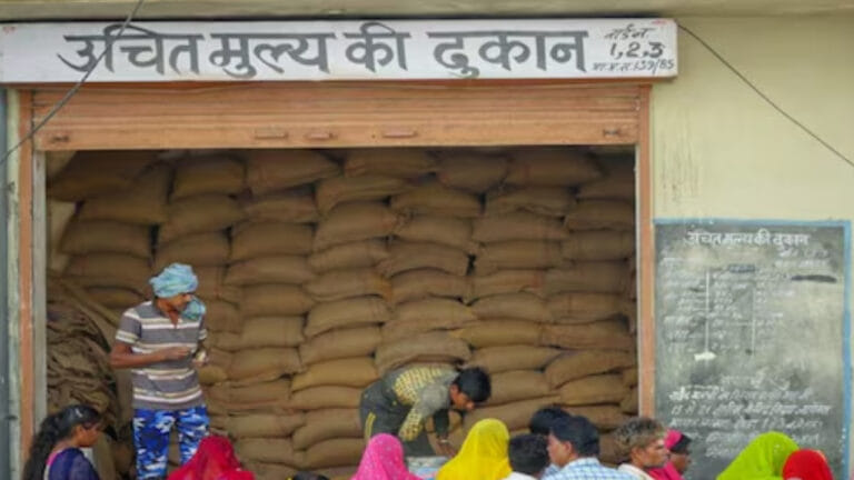 UP में सरकारी राशन की दुकानें होंगी मर्ज, जानें नए नियम और इसके प्रभाव