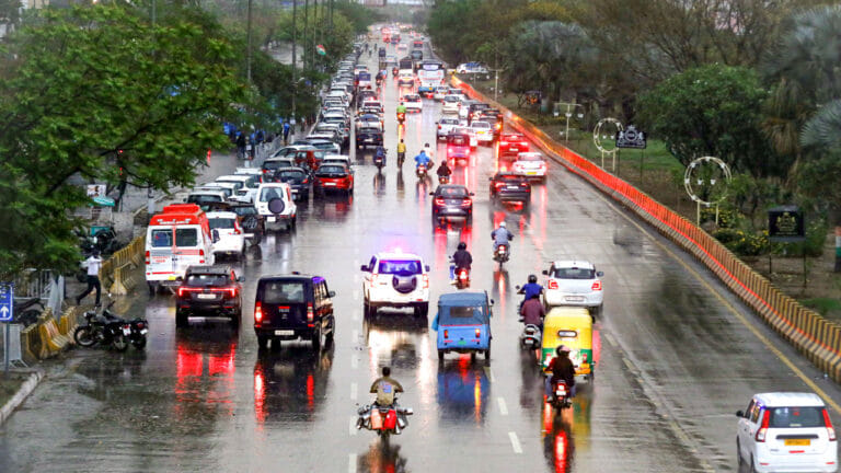 आंधी, बारिश और बिजली का खतरा…UP में मौसम ने बदला रंग, ऑरेंज अलर्ट जारी