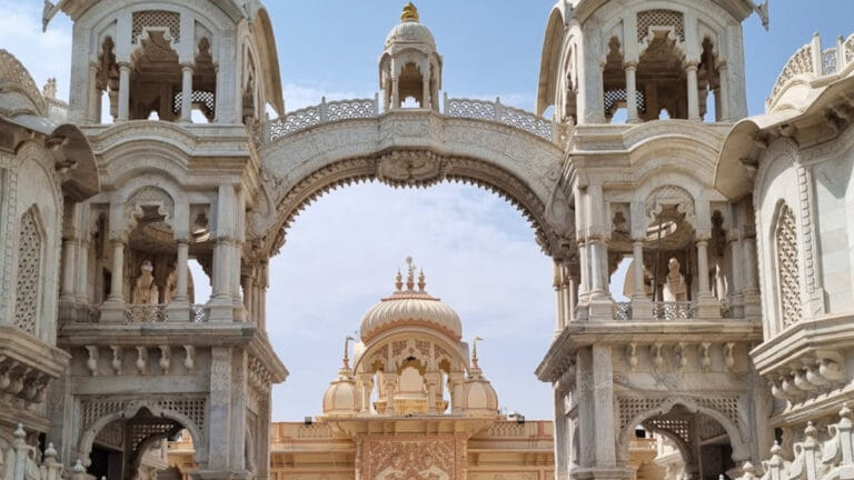 वृंदावन: इस्कॉन मंदिर में गैस सिलेंडर की कमी, प्रसाद केमेनू में कटौती