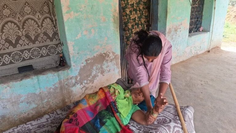 चारपाई से उठ तक नहीं पाती 82 साल की महिला को बना दिया मारपीट का मुलजिम