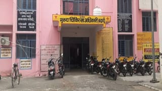 ‘हम हिंदुओं को टीका नहीं लगाते’, बदायूं के अस्पताल में धर्म पूछकर इलाज, लोगों ने काटा बवाल