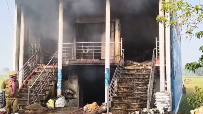 बलिया में आग से मां-बेटे की जिंदा जलकर मौत, पति छत से कूदकर बचाई जान