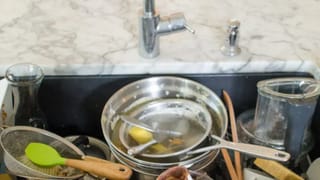 ‘आप ही बताइए साहब, खाना कैसे बनेगा’…बस्ती में पति ने बर्तन धोने से किया इनकार तो पत्नी ने बुला ली पुलिस